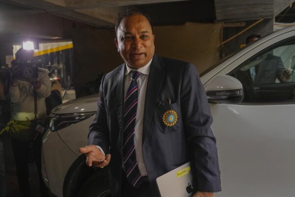 बीसीसीआई परिवार की यात्रा दिशानिर्देशों से चिपके रहने के लिए, विराट कोहली स्पार्क्स बहस के बाद सचिव साईकिया की पुष्टि करता है