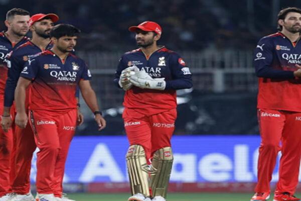 आरसीबी वयोवृद्ध डिचेस टीम; मदद करने के लिए ipl प्रतिद्वंद्वियों को चुनता है